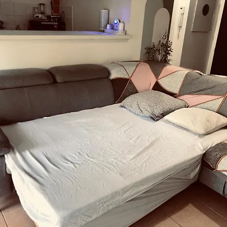 Studio Calme Proche Cite Apartmán *