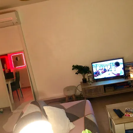Studio Calme Proche Cite Apartmán